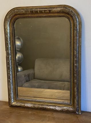 Miroir doré Louis Philippe fin 19ème. Décor polychrome.