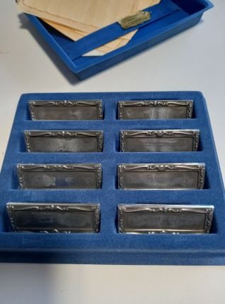 Boîte avec 8 porte-noms