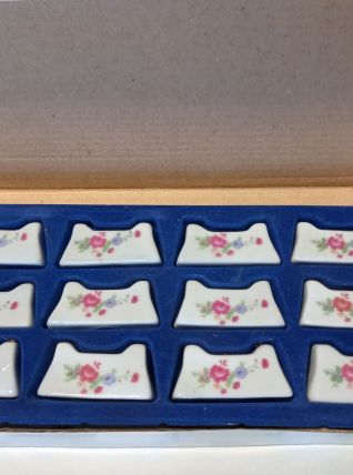 Boîte ancienne avec 12 porte-couteaux fleur