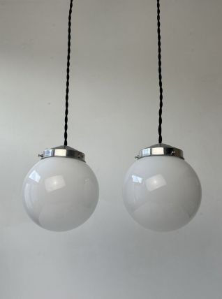 PAIRE D’ANCIENNES SUSPENSIONS VINTAGE EN OPALINE 13 CM 