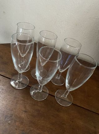 6 flûtes à champagne.
