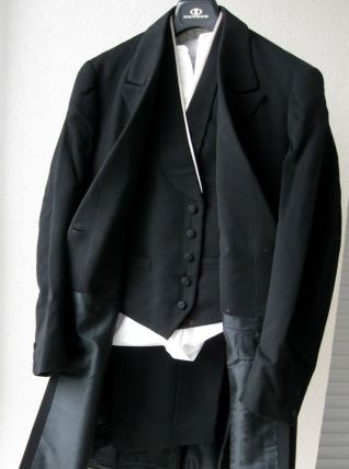 Costume homme avec manteau redingote, époque 1900