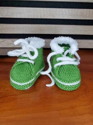 Chaussons baskets VERT en laine layette, tricot fait main