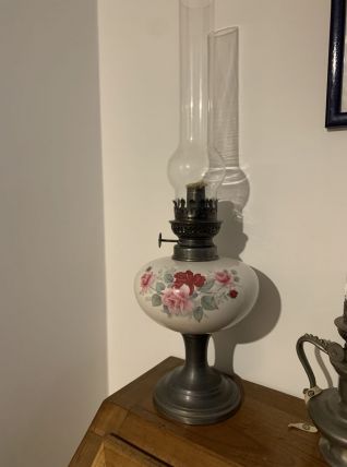 Lampe à pétrole vintage en étain et porcelaine  Très jolie l