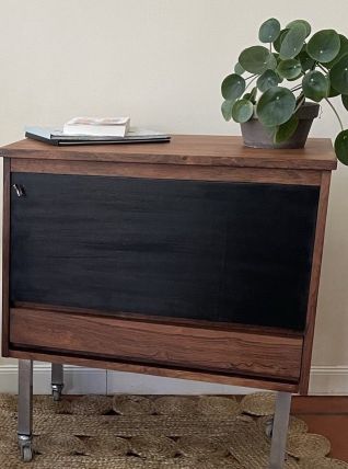 Commode vintage sur roulettes