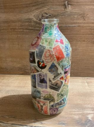 Vase soliflore relooké avec de vieux timbres poste 