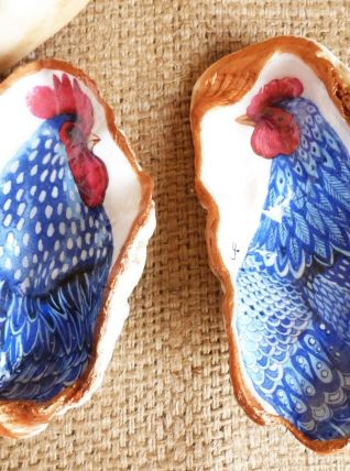 Coquille huître décorée coq et poule bleu, coupelle de table