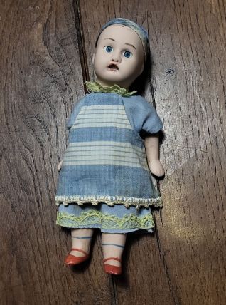 Poupée en porcelaine 