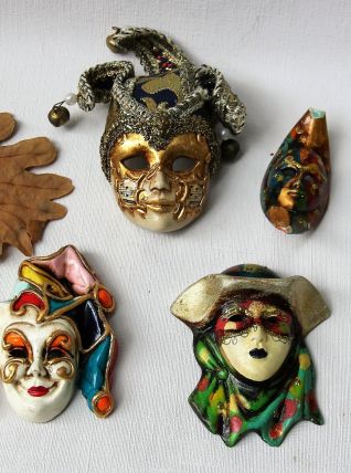 Lot de 4 masques vénitiens en porcelaine. 