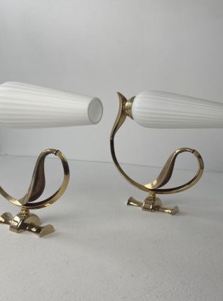 PAIRE D’ANCIENNES APPLIQUES EN OPALINE ET LAITON VINTAGE