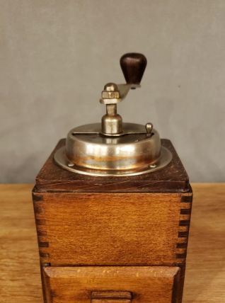 Moulin à café mécanique en bois clair