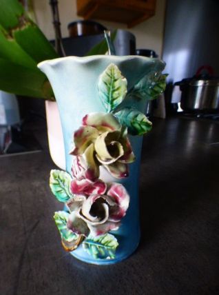 vase en Barbotine décor "ROSES"