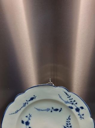 Rare assiette creuse en porcelaine de Chantilly