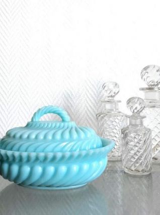 Bonbonnière art déco en opaline bleue 