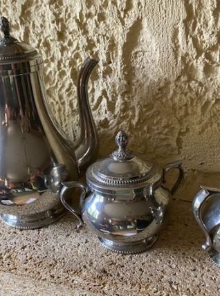 Service à café étain : cafetière, pot à lait, sucrier