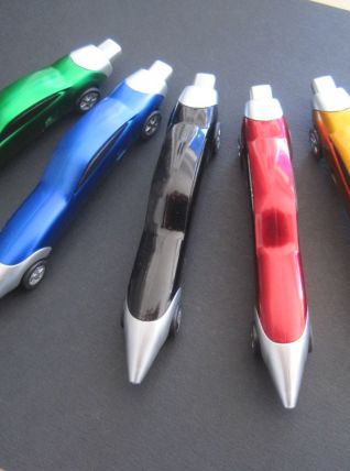 Stylo voiture à bille en forme de voiture qui roule Stylos v