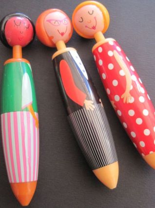 jolies stylos à bille en forme d enfant  écriture bleu