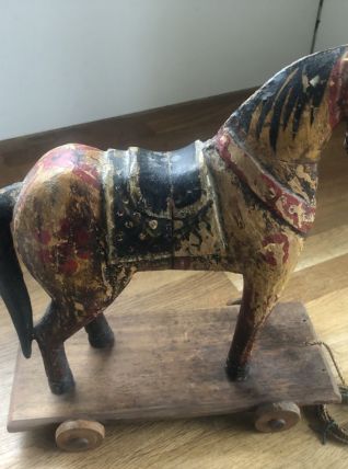 Petit cheval en bois 