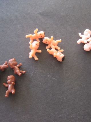 12 pcs MINI BÉBÉS EN PLASTIQUE 