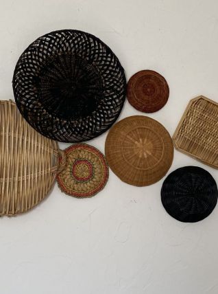 Composition murale de 7 corbeilles et plateaux en osier .