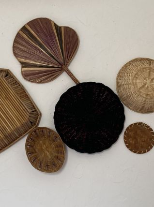 Composition murale de 6 corbeilles et plateaux et éventail.