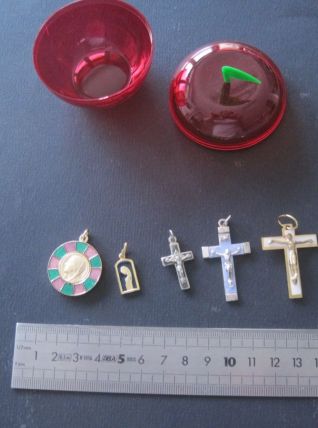 Lot de 5  bijoux religieux  dans petite boite plastique 