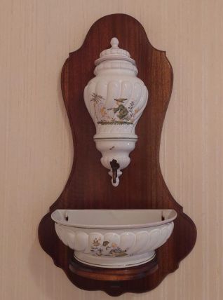 Fontaine murale en faïence peinte Moustiers atelier Segries