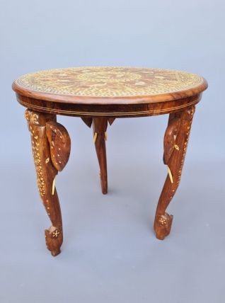 Une table basse anglo-indienne en bois dur et décorée de mar