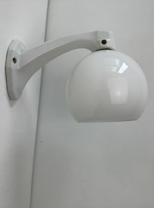 ANCIENNE APPLIQUE EN PORCELAINE ET OPALINE RONDE VINTAGE