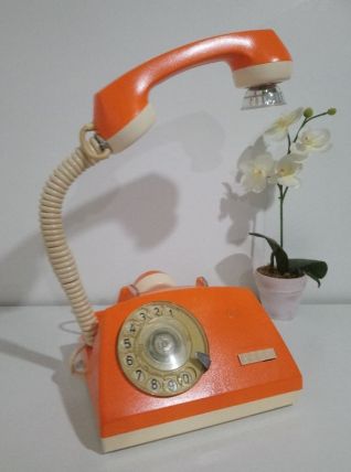 Téléphone vintage à cadran de 1977 recyclé en lampe à poser