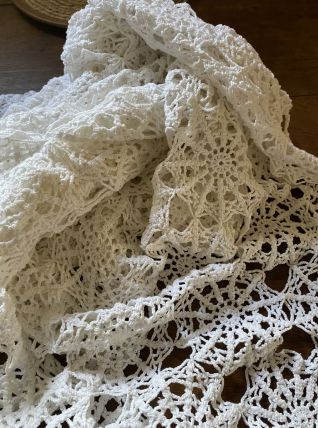 Plaid au crochet blanc perlé .