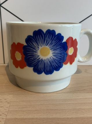 Charmante tasse à thé en porcelaine