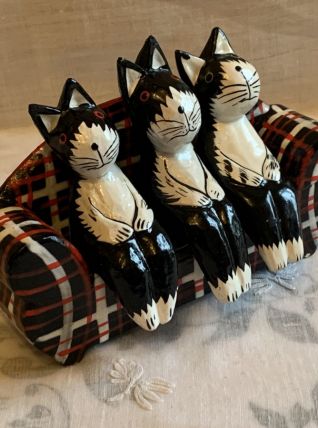 Figurines chats sur canapé en bois 