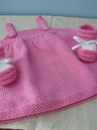 Robe et chaussons assortis bébé 3/ mois tricotés main