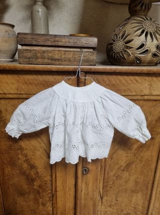 Ancienne brassière bébé en broderie anglaise