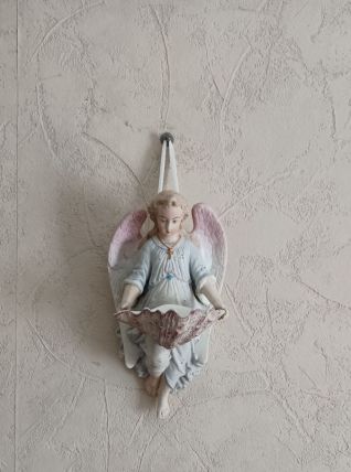 Bénitier mural  l'Ange à la croix en biscuit de porcelaine 