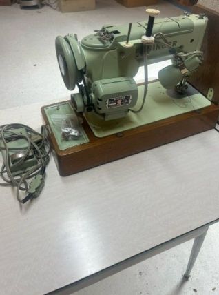 Machine à coudre Singer 319K
