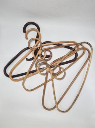 Lot de 5 cintres en rotin