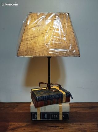Lampe à poser artisanale recyclage livres