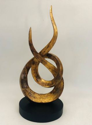 Sculpture en flammes entrelacées.