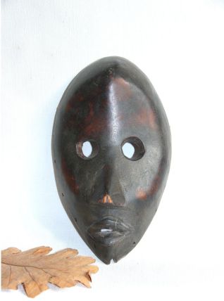 Ancien masque Dan en bois sculpté.  Art africain.