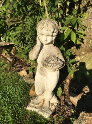 Enfant à la corbeille de fruits en béton