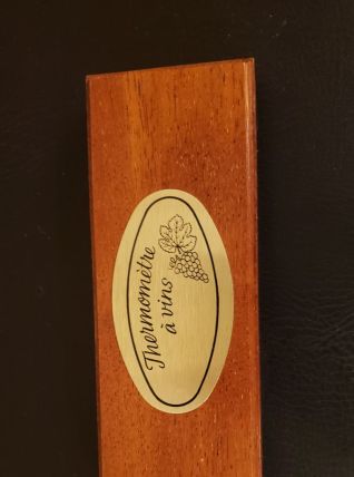 Thermomètre à vin dans un élégant boîtier en bois