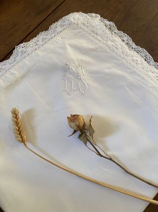 Taie d oreiller coton blanc dentelle et monogramme.