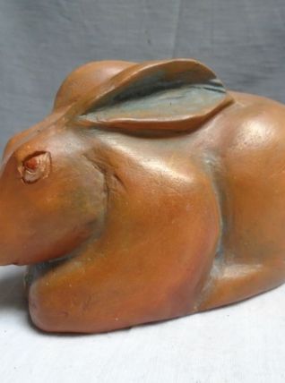sculpture d'un petit lapin ,terre cuite patinée pièce unique