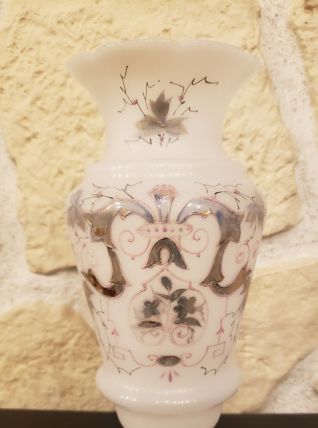 Vase en opaline blanche décor floral