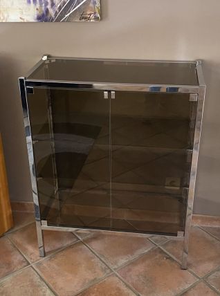 Vitrine en métal chromé et verre fumé. 1970. Italie. 100x78x