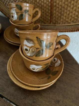 6 tasses et sous-tasses Saint-Amand en grès fleuri.