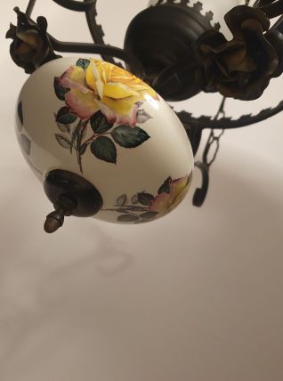 Ancien lustre fer forgé et porcelaine roses
