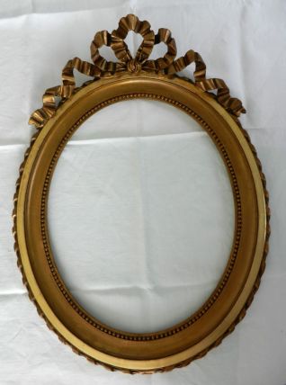 Grand cadre ovale en bois doré, nœud style Louis XVI
